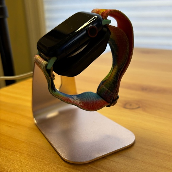 Rose Gold Charger Stand + Apple Watch Charger (Watch to USB) Fast Charging Cable - Picture 6 of 10